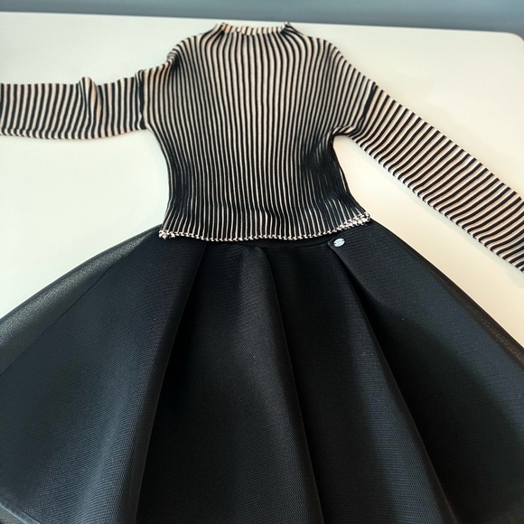 Only worn once and in MINT condition gorgeous skirt and blouse!!! - Picture 4 of 11